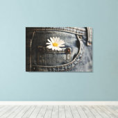Blumen | Daisy in Jeans Pocket Leinwanddruck (Insitu (Holzboden))