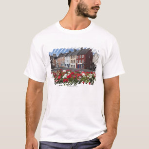 Blumen entlang einer Straße in einem Wohnbereich T-Shirt