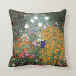 Blumen-Garten Gustav Klimt Kissen<br><div class="desc">Ein Hütten- oder Bauernhaus-Blumengarten,  wie von Gustav Klimt gemalt.</div>