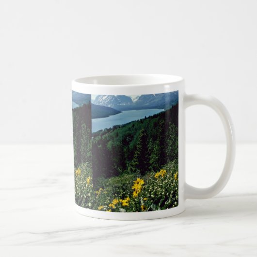 Blumen in dem zwei Medicine See - Kaffeetasse (Rechts)