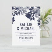 Blumen in einer Hochzeitseinladung (Navy Blue) Einladung (Stehend Vorderseite)