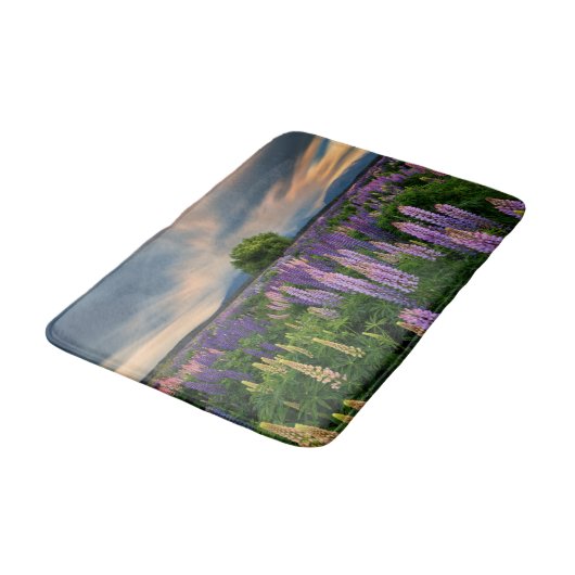 Blumen | Lupinefeld in Neuseeland Badematte (Schrägansicht)