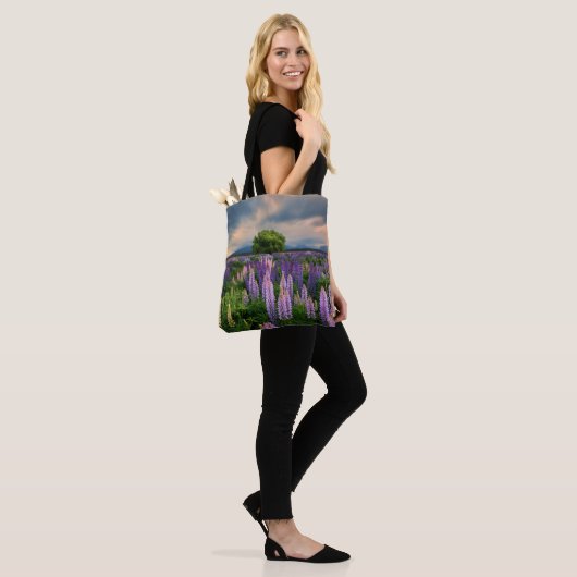 Blumen | Lupinefeld in Neuseeland Tasche (Am Model)