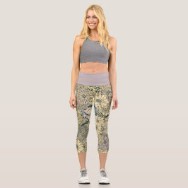Blumen mit einem Hauch von Lila und Blau Capri Leggings