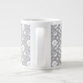 Blumen-Spitzenmuster Jumbo-Tasse (Rückseite)