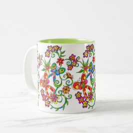 Blumen und Schmetterlings-Tasse durch Leslie Clair Zweifarbige Tasse