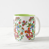 Blumen und Schmetterlings-Tasse durch Leslie Clair Zweifarbige Tasse (VorderseiteRechts)