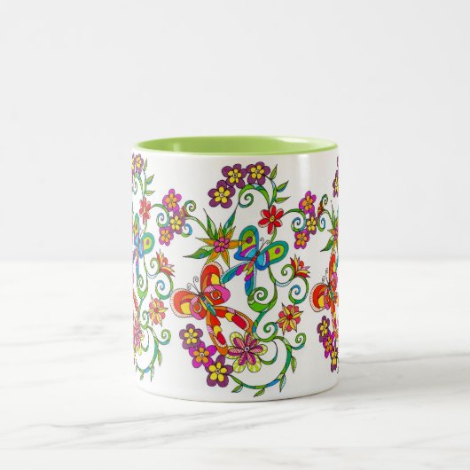 Blumen und Schmetterlings-Tasse durch Leslie Clair Zweifarbige Tasse (Mittel)
