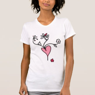 Blumen von einem karminroten Herzen T-Shirt
