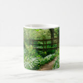 Blumen | Weiße Wildblumen im Wald Kaffeetasse (Mittel)