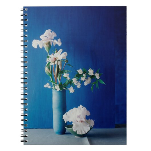 Blumen | White Iris in Vase Notizblock (Vorderseite)