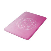 Blumenähnliches geometrisches Monogramm | Rosa sch Badematte (Schrägansicht)