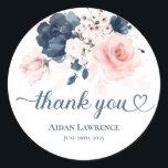 Blumenaufkleber in Navy Blue und Blush Pink Runder Aufkleber<br><div class="desc">Verlass einen Eindruck bei den Gästen mit dem Blumenmotiv Navy Blue und Blush Pink. Erleben Sie die Klasse mit einem eleganten Party mit diesem Blumenmotiv Navy Blue und Blush Pink. Personalisieren Sie Ihre Daten oder klicken Sie auf "Weitere Anpassungen vornehmen",  um Schriftart Stile,  Größe und Farben zu bearbeiten.</div>