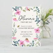 Blumenbeere zum ersten Geburtstag Einladung (Stehend Vorderseite)