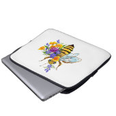 Blumenbiene mit Wildpflanzen Laptopschutzhülle (Vorne Knopf)