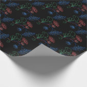 Blumenblätter auf schwarzem Papier Geschenkpapier (Ecke)