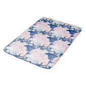 Blumenblättrige Blume grün rosa blaue Farbtöne Badematte (Schrägansicht)