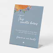 Blumenblau in dieser Kerze verblasst in der lieben Sockelschild (Vorderseite)