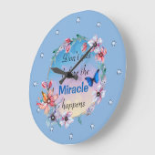 Blumenblauer Butterfly inspirierendes Zitat Große Wanduhr (Winkel)