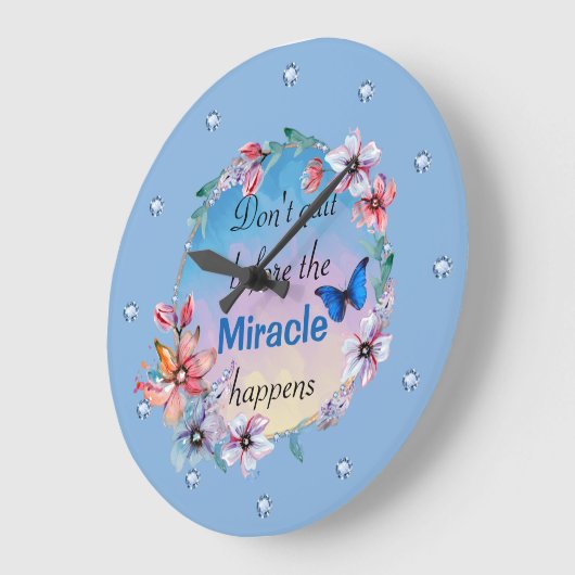 Blumenblauer Butterfly inspirierendes Zitat Große Wanduhr (Winkel)