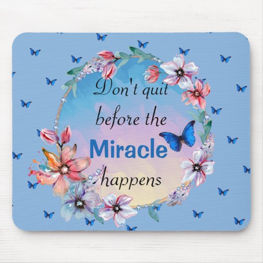 Blumenblauer Butterfly inspirierendes Zitat Mousepad (Vorne)