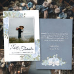 Blumenblauer Dusty Bläserfarben Foto & Note Weddin Dankeskarte<br><div class="desc">Diese wunderschöne rustikale boho schicke Hochzeitskarten zeigen Ihnen Ihr Foto inmitten von handgemalten Aquarellen mit Rose, Blume, Eukalyptus-Blätter und Gartengrün in Duschblau und Salbei-Grün. Die Beschriftung ist in elegantem Schriftzeichen geschrieben und lautet: Liebe und Dank, mit Ihren Namen unten. Auf der Rückseite ist ein Bouquet mit den gleichen Blume, verbunden...</div>