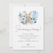Blumenblauer Foto Bunny macht einen Geburtstag Einladung (Vorderseite)