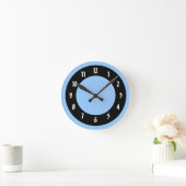 Blumenblauer und schwarze Kreise Runde Wanduhr (Zuhause)