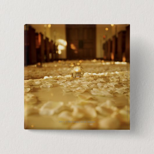 Blumenblumenblätter auf Boden der Kirche Button (Vorderseite)