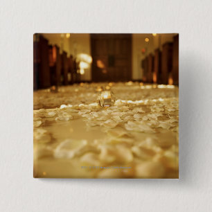 Blumenblumenblätter auf Boden der Kirche Button