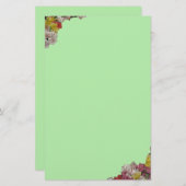 BlumenBouquet über hellgrünes Geschirr Briefpapier (Vorne/Hinten)