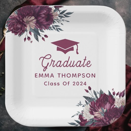Blumenburgund und Creme-Abschluss-Klasse 2024 Pappteller