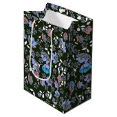 Blumendesign auf schwarz mittlere geschenktüte (Vorderseite Schrägansicht)