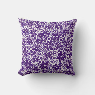Blumendesign - Tiefes Violett auf Schwarz Kissen