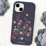 Blumendunkel Personalisiert Case-Mate iPhone 14 Hülle<br><div class="desc">Moderne Bohemische Malerei von wilden Blume sah ich an einer Mauer in Plymouth. Hübsches bohoboles lockes rosa Blumengemälde auf dunkelgrauem Hintergrund. Ändern Sie den Namen,  um ihn zu personalisieren.</div>