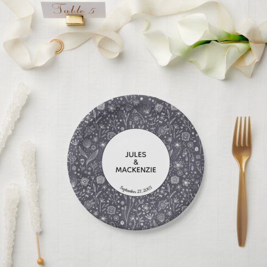 Blumendunkelfarbene, monochrome Hochzeit Pappteller (Hochzeit)