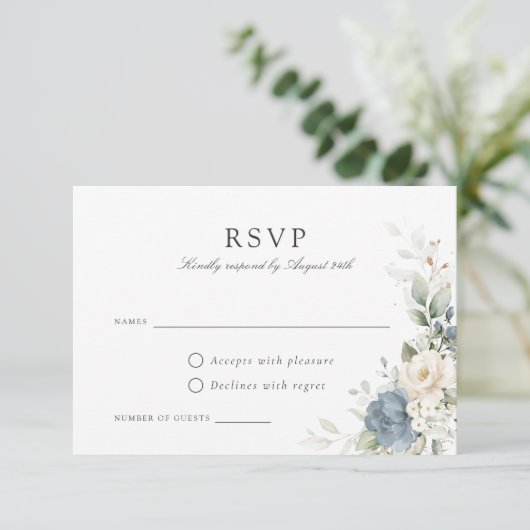 Blumendusty Blue Greenerity Wedding RSVP Card Einladung (Stehend Vorderseite)