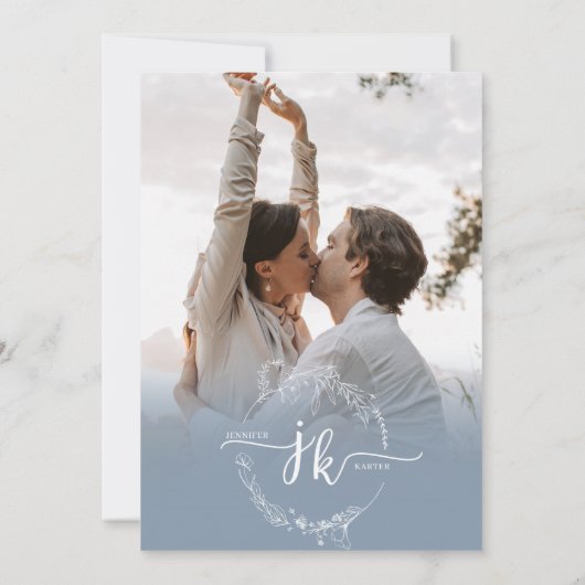 Blumendusty Blue Monogram Foto QR Code Wedding Einladung (Rückseite)