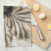 Blumenfresco auf Tan Hintergrund Handtuch (Viertel Falte)