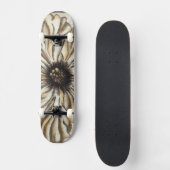 Blumenfresco auf Tan Hintergrund Skateboard (Vorderseite)