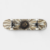 Blumenfresco auf Tan Hintergrund Skateboard (Horizontal)