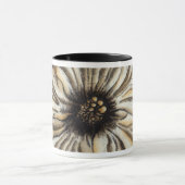 Blumenfresco auf Tan Hintergrund Tasse (Zentrum)