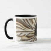 Blumenfresco auf Tan Hintergrund Tasse (Links)