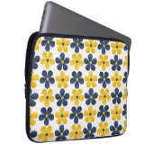 Blumenfusion: Vibrierendes Hintergrunddesign Laptopschutzhülle (Vorne Rechts)