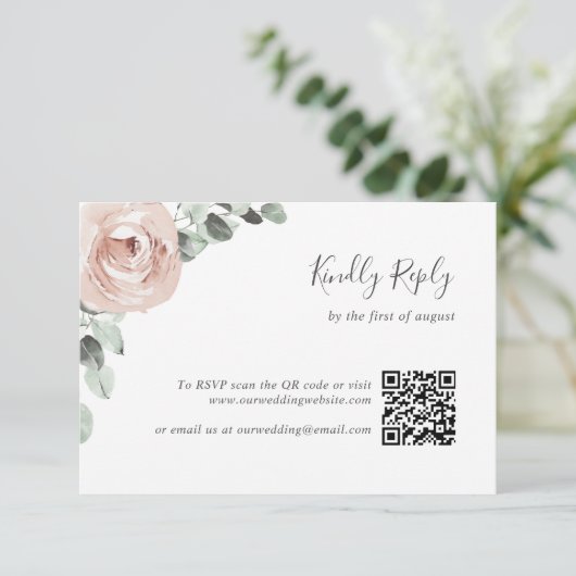 Blumengarten Dusty Rose QR Code Wedding RSVP Karte (Stehend Vorderseite)
