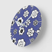 Blumengarten in Blue Bayou Runde Wanduhr (Winkel)