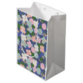 Blumengarten Pastel Mittlere Geschenktüte (Vorderseite Schrägansicht)