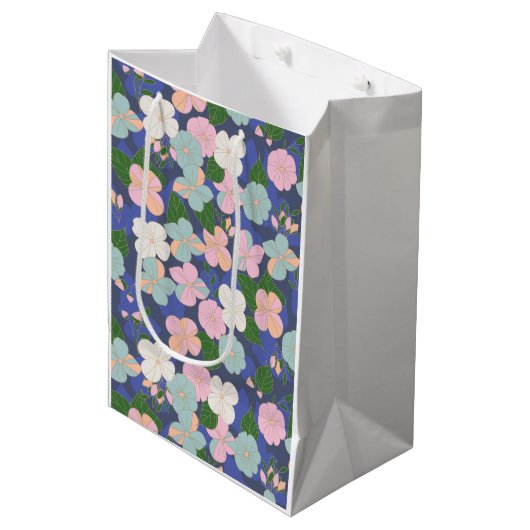 Blumengarten Pastel Mittlere Geschenktüte (Vorderseite Schrägansicht)