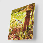 Blumengarten Rusty Wheel und Pump Abstrakt Quadratische Wanduhr (Winkel)