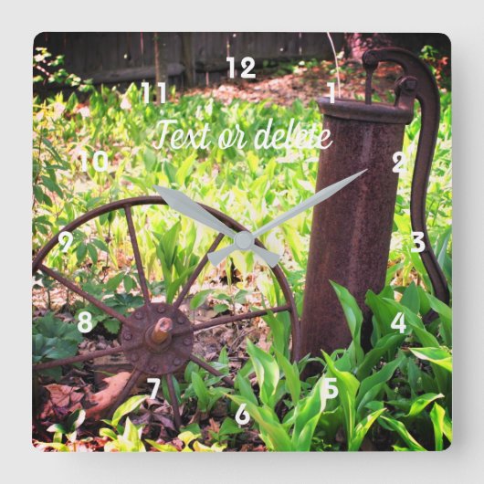 Blumengarten Rusty Wheel und Pump Personalisiert Quadratische Wanduhr (Vorderseite)